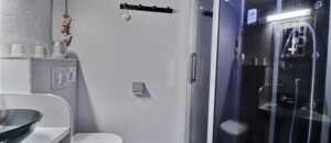 Salle d'eau avec cabine de douche à jets