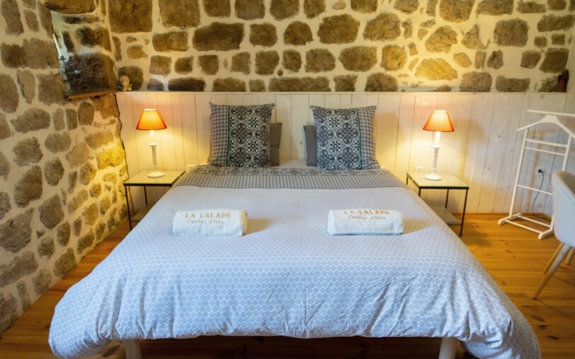 La calade - ardoise - chambre - lit à l'arrivée ©c.fadda
