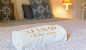 La calade - ardoise - chambre - serviette de bain ©c.fadda