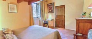 La chambre Iris est équipée d'un lit en 160. Elle dispose d'une salle d'eau et wc indépendants privatifs