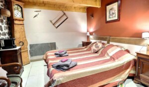 Chambre La Châtaigne lit en 180