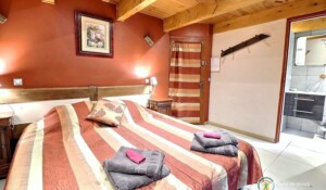 Chambre La Châtaigne lit en 180