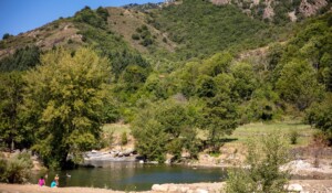 La Souche - Plan d'eau avec des baigneurs en été ©sourcesvolcans