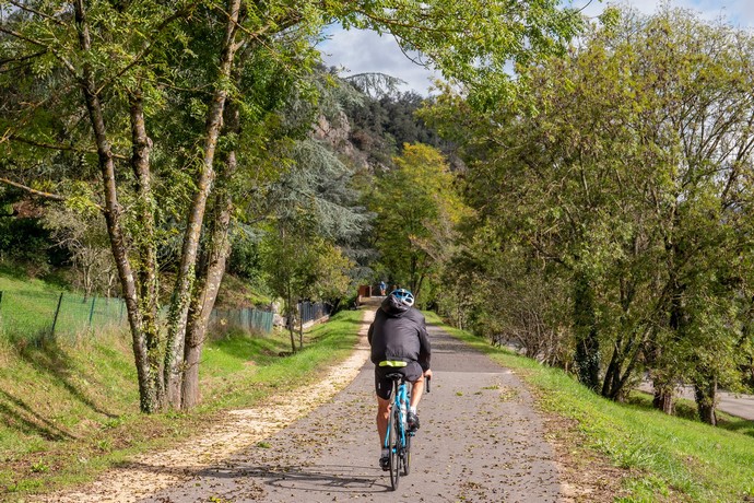cycliste sur la voie verte de la via ardèche au départ de Lalevade d'Ardèche et de son parc de la Clape ©sourcesetvolcans
