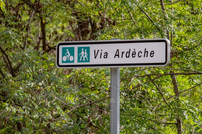 Panneau de signalétique à Lalevade d'Ardèche sur la Via Ardèche ©sourcesetvolcans