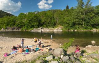 Plage de sable au bord de l'Ardèche au centre de Lalevade - ©S.Bugnon_OTASV