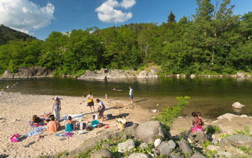 Plage de sable au bord de l'Ardèche au centre de Lalevade