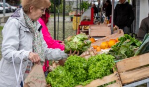 Lalevade d'Ardèche - Marché du mercredi légumes-2 ©sourcesetvolcans