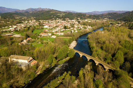 Pont de l'ancienne voie ferrée du train le long de la rivière Ardèche à Lalevade d'Ardèche