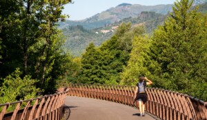 Lalevade d'Ardèche - Via Ardèche - femme sur le viaduc de Prades ©Sourcesetvolcans