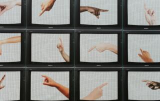 langue des signes - ©samantha-gades-unsplash