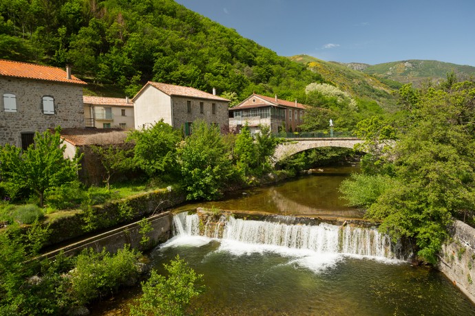 La rivière de L'Ardèche dans le village de Mayres en Ardèche