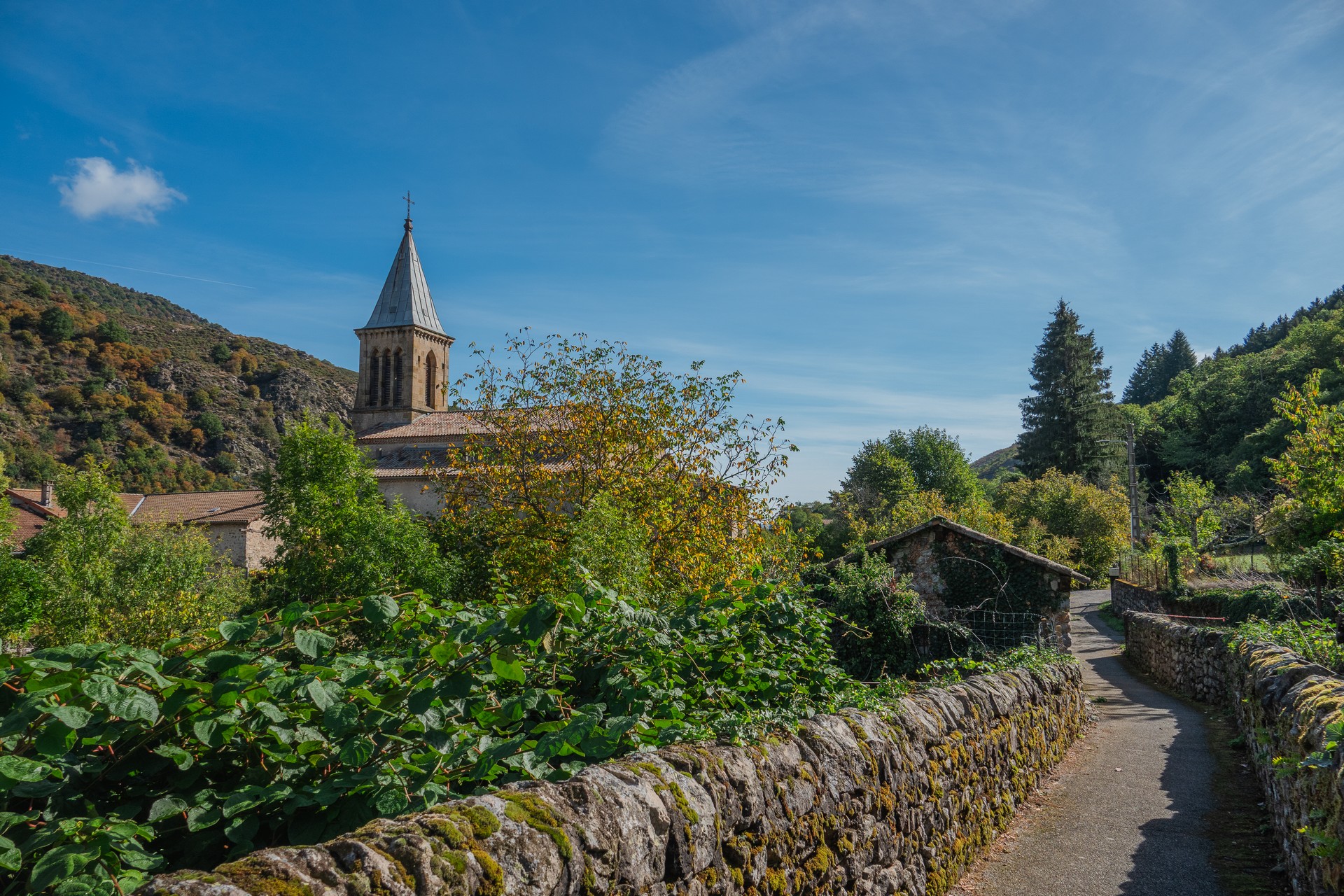 mayres-les-fages-et-vue-eglise©sourcesetvolcans mayres-les-fages-et-vue-eglise©sourcesetvolcans