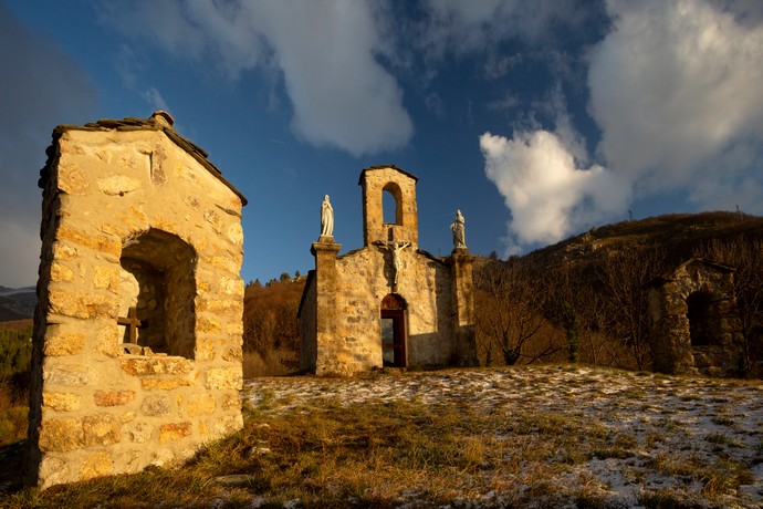 Le calvaire vers la chapelle Saint Roch sur les hauteurs de Montpezat-sous-bauzon en Ardèche