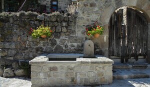 Le lavoir communal du hameau, situé à coté du gîte