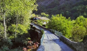 Le petit pont menant au hameau depuis le village de Montpezat-sous-Bauzon