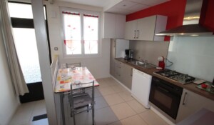 Cuisine intégrée avec espace repas