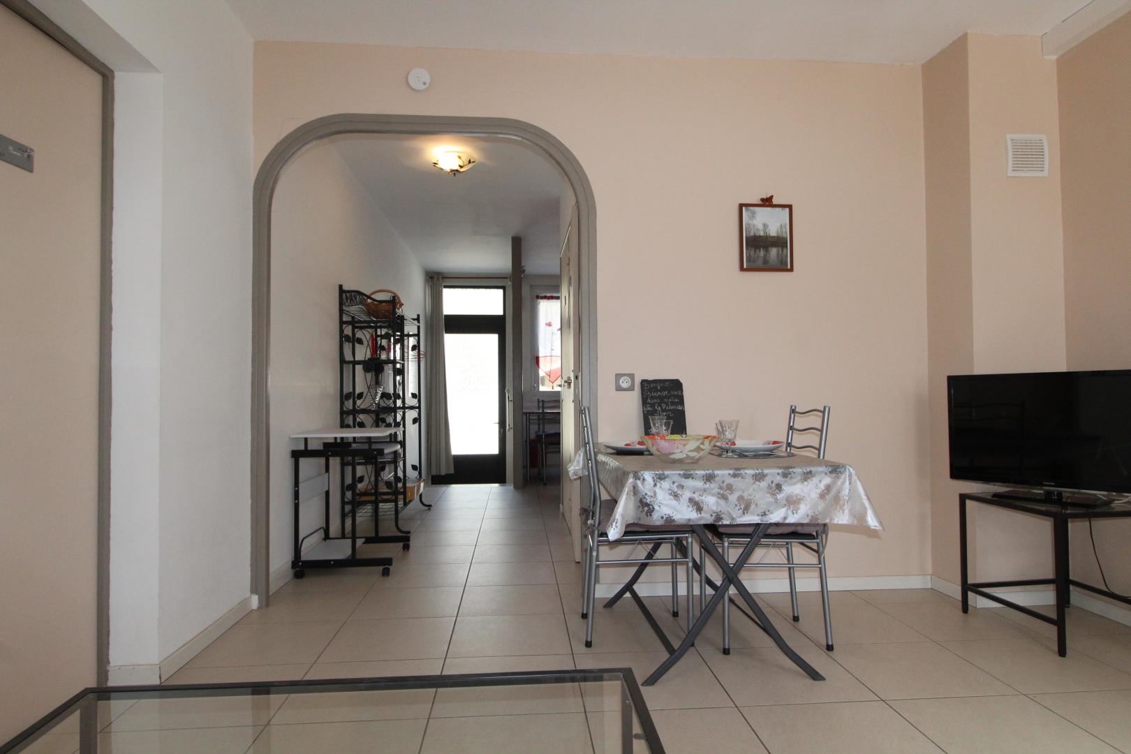 Séjour salon avec accès sur la cuisine