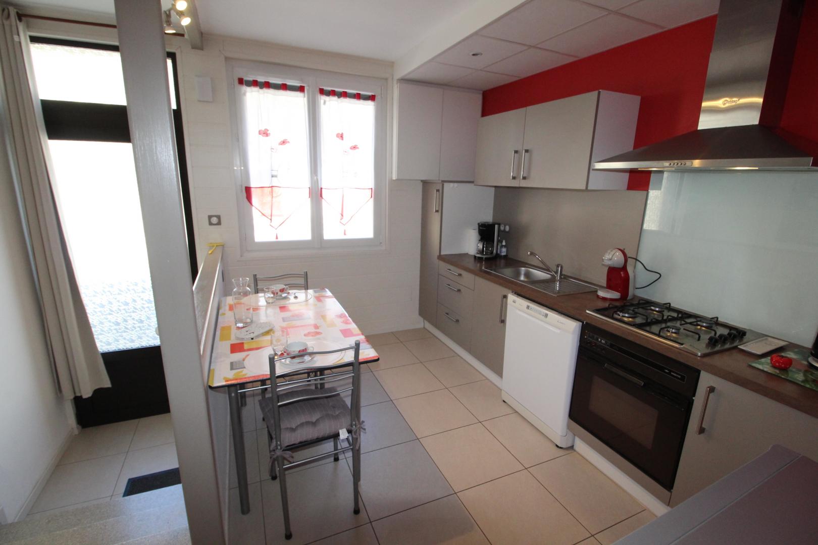 Cuisine intégrée avec espace repas