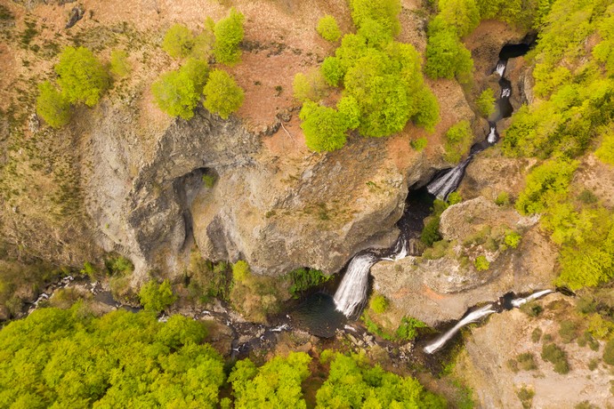 Vue depuis le haut des cascades du Ray Pic à Péreyres en Ardèche, site naturel classé depuis 1931 dans le Parc Naturel Régional des Monts d'Ardèche