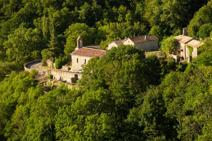 Vue sur l'église du village de Péreyres en Ardèche