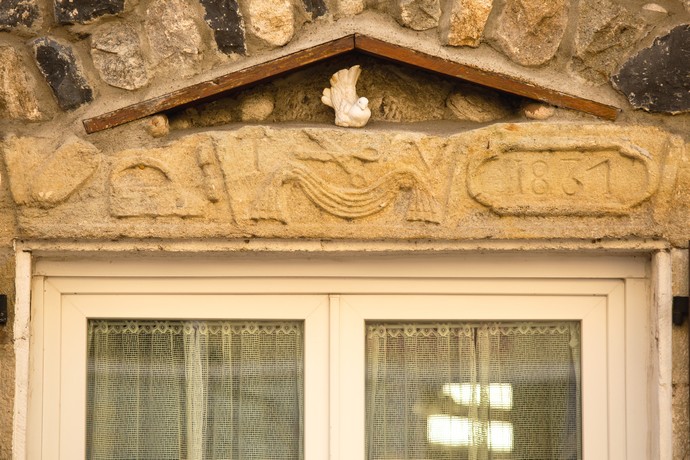 Linteau sculpté dans les rues du village de pont de labeaume en Ardèche - témoin du patrimoine bâti, architecture et religions - artisans et échoppes médiévales