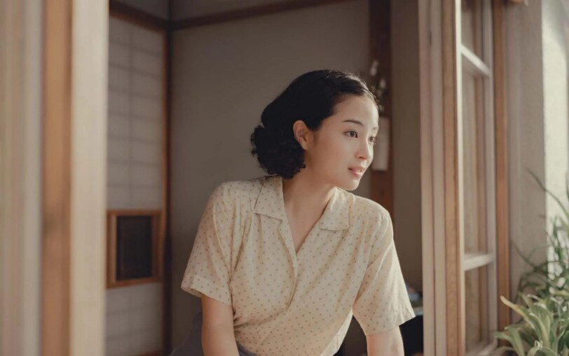 Lumière pale sur les collines