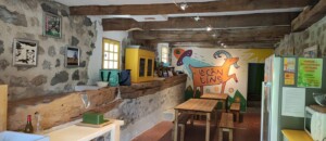 Cuisine partagée 2 non loin de la yourte, hébergement insolite au Mas du Pestrin à Meyras