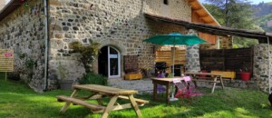 Terrasse de la cantine d'été non loin de la yourte, hébergement insolite au Mas du Pestrin à Meyras