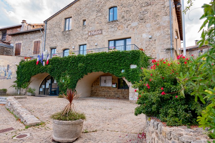 Devanture de la mairie du village de caractère de Meyras en Ardèche, randonnées et visites en ardèche