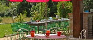 Jaujac - Maison des Sources - terrasse d'été et tables