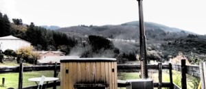 Bain nordique proposé en plus de la yourte, hébergement insolite au Mas du Pestrin à Meyras