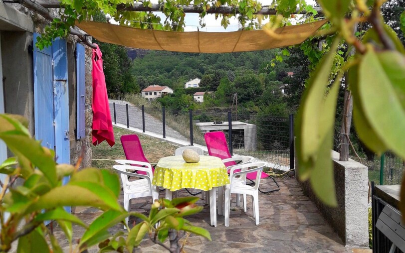 Thueyts - gite les oliviers - extérieur terrasse 2 - mas dardet ©n.roche