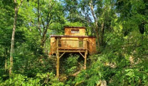 Mayres - camping auprès de mon arbre - cabane
