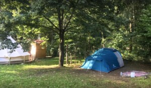 Mayres - camping auprès de mon arbre - tente à l'ombre