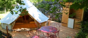 Mayres - camping auprès de mon arbre - tente-meublee-exterieur terrasse-2