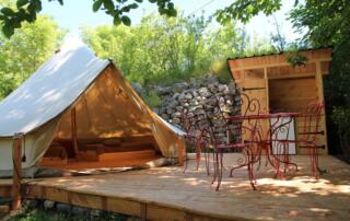 Mayres - camping auprès de mon arbre - tente-meublee-exterieur terrasse - ©campingaupresdemonarbre