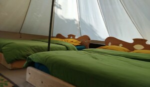 Mayres - camping auprès de mon arbre - tente-meublee-interieur-lit-2