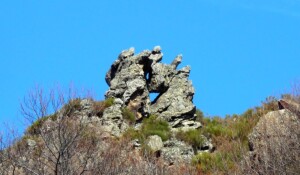 Der Felsen mit den Löchern