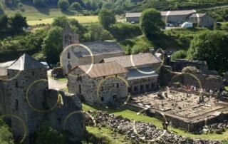 Mazan l'abbaye - Abbaye de Mazan et oeuvre cercle d'or - ©otmontagneardechetourisme