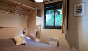 Chambre Chalets en bois tout confort au Camping Domaine de la Plage à Meyras en Ardèche