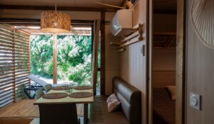 Intérieur mobil home au Camping domaine de la plage à Meyras en Ardèche