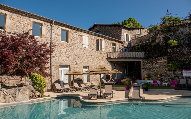 La piscine chauffée et transats au Camping domaine de la plage à Meyras en Ardèche
