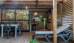 Terrasse chalet bois tout confort au Camping domaine de la plage à Meyras en Ardèche