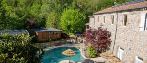 Vue haute sur la piscine chauffée au Camping domaine de la plage à Meyras en Ardèche