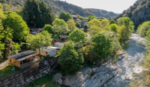 Vue sur la rivière Ardèche depuis le pont de Neyrac au Camping domaine de la plage à Meyras en Ardèche