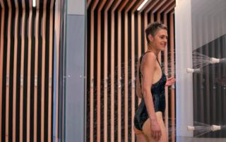 Douche thermale aux thermes de neyrac-les-bains à Meyras, aussi disponible en bons cadeaux - ©naimikoprod