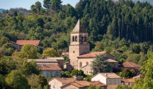Meyras - Église Saint Etienne en été-2©sourcesetvolcans