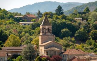 Meyras - Église Saint Etienne en été ©sourcesetvolcans - ©sourcesetvolcans