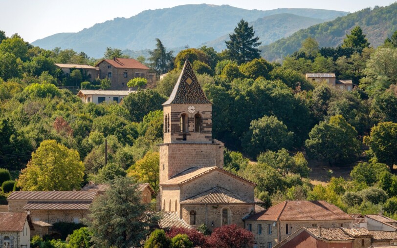 Meyras - Église Saint Etienne en été ©sourcesetvolcans